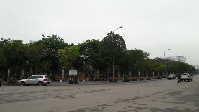 Nhiều ý kiến quan ngại về năng lực và việc chấp hành quy định về pháp luật xây dựng khi thi công Dự án của chủ đầu tư – Công ty Tây Hồ. (Ảnh: Trần Tiến).