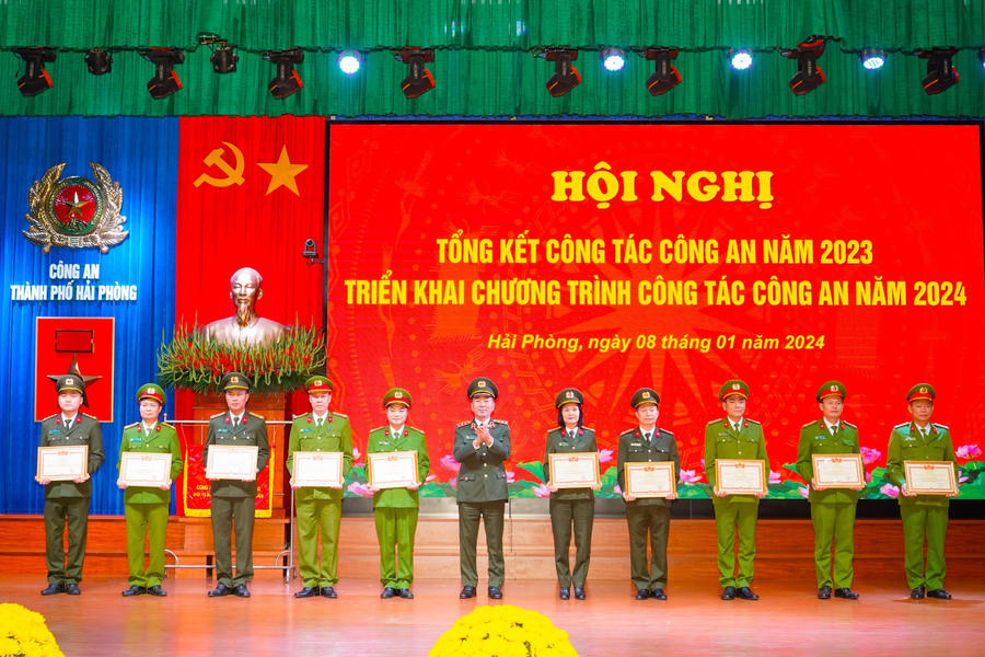 Nhiều tập thể và cá nhân tiêu biểu được nhận Cờ thi đua, Bằng khen của Thủ tướng Chính phủ, Bộ Công an.