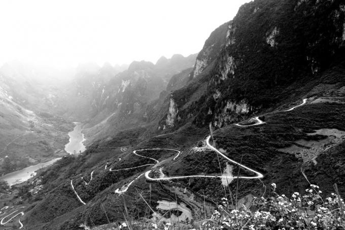 8km đường dốc xuống sông Nho Quế (ảnh: Họa sĩ Đỗ Đức)..