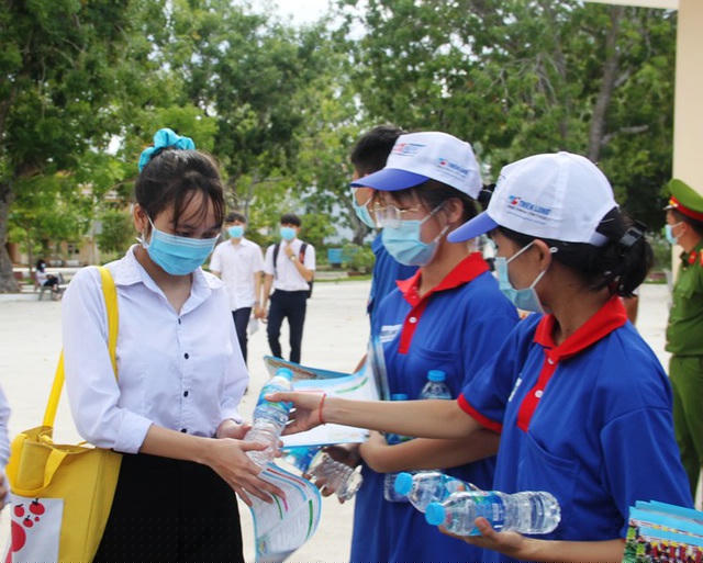Thí sinh được các tình nguyện viên phát nước đóng chai miễn phí