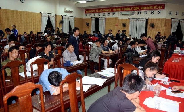 Các "dân chơi" ma túy về Công an TP Huế lấy lời khai và test nhanh với ma túy. Tổng cộng 100 đối tượng .