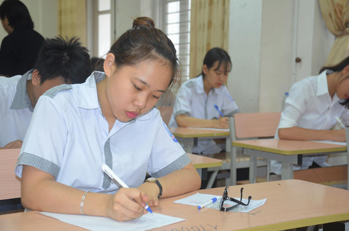 Thí sinh tham dự kỳ thi THPT Quốc gia 2017 tại TP Hạ Long (ảnh Lan Anh: Báo Quảng Ninh).