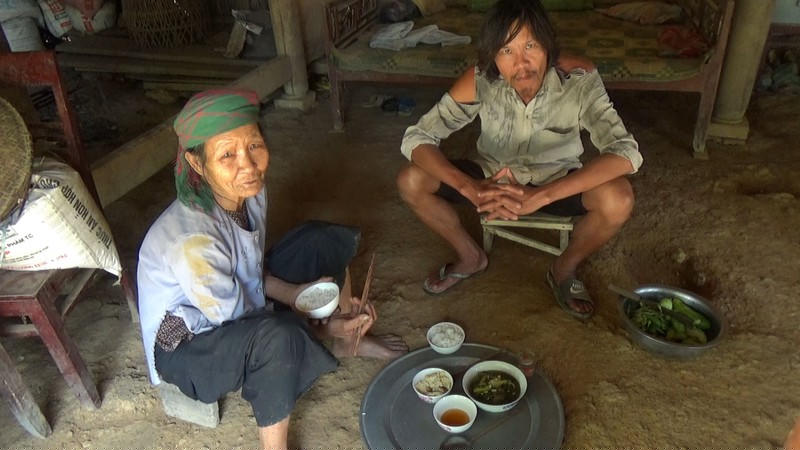Bữa cơm của hai mẹ con bà Hoa chỉ có rau và nước mắm