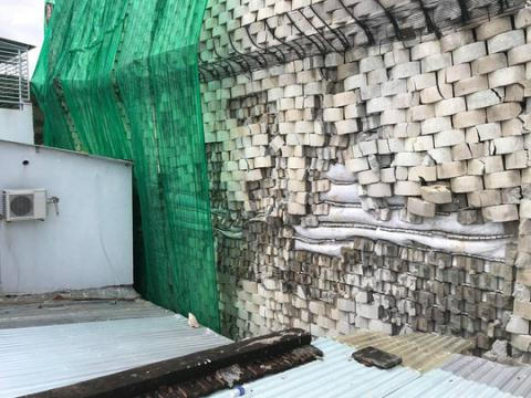 Bức tường thành khổng lồ nguy cơ sập bất cứ lúc nào. Ảnh: NLĐ.