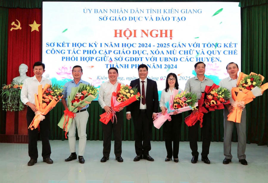 Ông Trần Văn Bền, nguyên là giáo viên ngành GDĐT Kiên Giang, nay là Chủ tịch HĐQT kiêm Tổng Giám đốc Công ty cổ phần Khoáng sản Thuận Phong tặng hoa tri ân ngành giáo dục tỉnh Kiên Giang