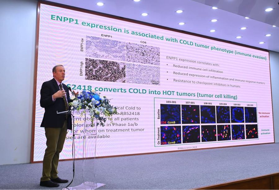 GS.TS.BS. Jeffrey S. Glenn, Viện trưởng Viện Nghiên cứu Vi sinh và Chống dịch Stanford (Mỹ), đánh giá cao vai trò của các chuyên gia Việt Nam trong dự án VISTA-1. Ảnh: Việt Linh.