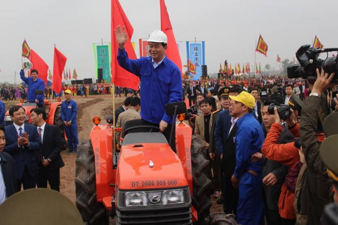 H&agrave; Nam: Chủ tịch nước l&aacute;i m&aacute;y c&agrave;y trong lễ hội Tịch điền Đọi Sơn 2017