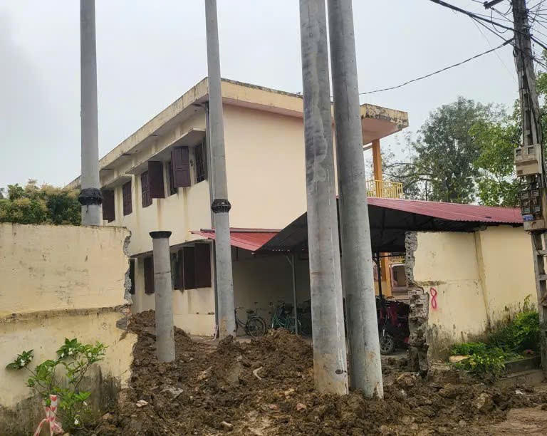 Trạm biến áp xây dựng trong khuôn viên trường học. (Ảnh: Người dân cung cấp)