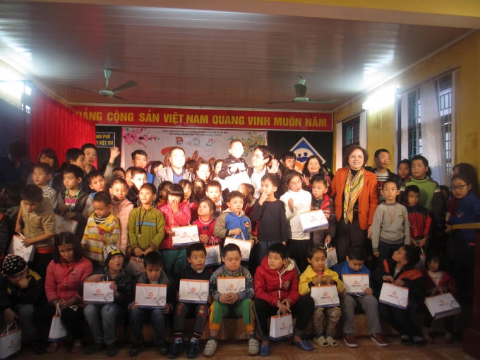 Các đơn vị tài trợ trao quà và chụp ảnh lưu niệm cùng các em nhỏ mồ côi, khuyết tật.