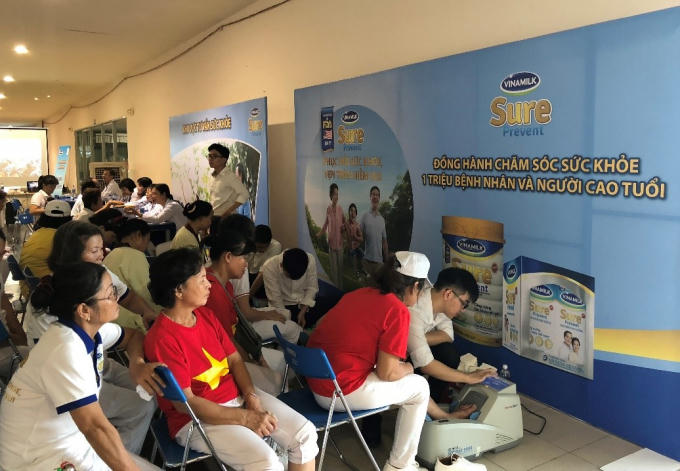 Vinamilk tổ chức kiểm tra loãng xương cho người cao tuổi tại Giải đấu.