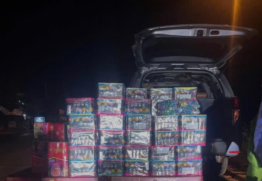 Hàng trên xe nghi là pháo lậu. Ảnh: Công an tỉnh Đắk Lắk