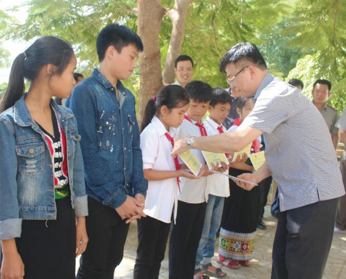Bộ trưởng trao quà cho học sinh trường Phổ thông Dân tộc bán trú THCS Tam Chung, Mường Lát, Thanh Hóa.