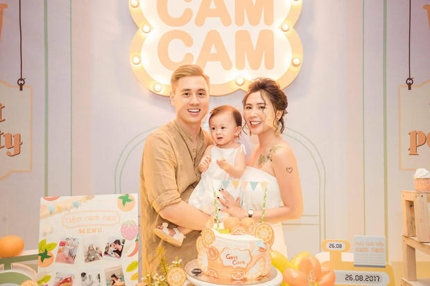 Kiên Hoàng và Heo Mi Nhon hạnh phúc trong sinh nhật của bé Cam.