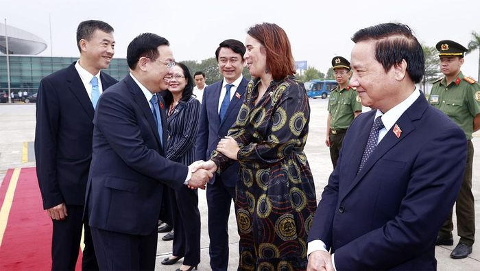 Các đại biểu tiễn Chủ tịch Quốc hội Vương Đình Huệ tại sân bay quốc tế Nội Bài. Ảnh: Doãn Tấn