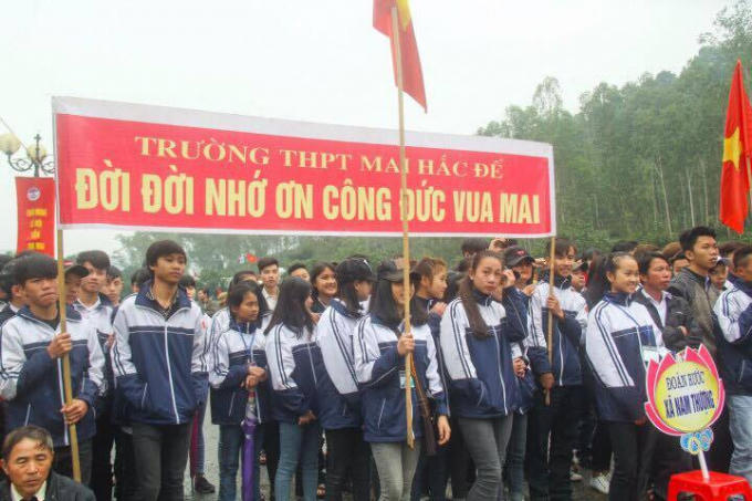 Rất đông các em học sinh cùng tham dự, tưởng nhớ công ơn Vua Mai Hắc Đế.