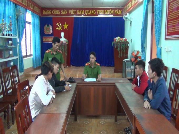 Các đối tượng làm việc tại cơ quan công an. Ảnh: T.S - CAQNgai.