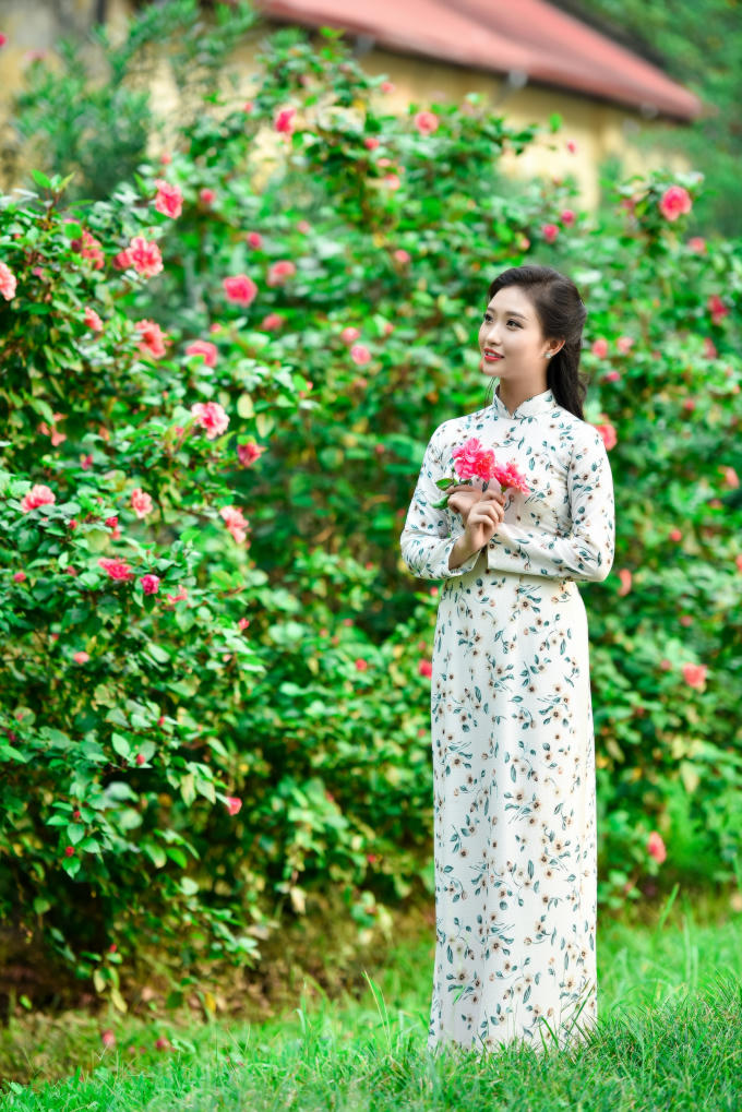 Râm bụt là loài hoa dễ trồng nên lớn nhanh như thổi, chỉ sau hơn một tháng các chồi non có thể vươn mình thành