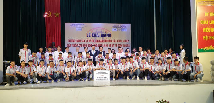 50 sinh viên đầu tiên ngành Cắt gọt kim loại- Khoa Cơ khí HHT được Hanwha cấp học bổng trị giá 1,5 tỷ đồng năm học 2019- 2020.