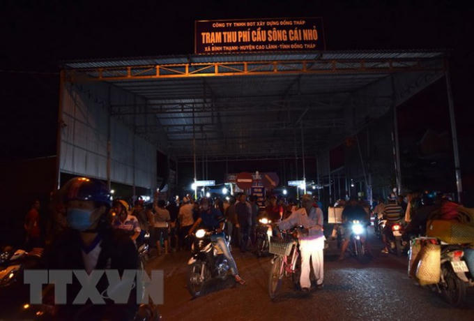 Cảnh ùn tắc kéo dài trên cầu Sông Cái Nhỏ, nơi đặt trạm thu phí BOT. (Ảnh: Chương Đài/TTXVN)