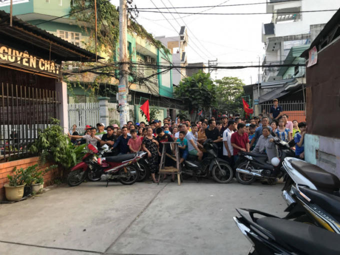 Rất đông người dân hiếu kỳ theo dõi công an điều tra vụ việc
