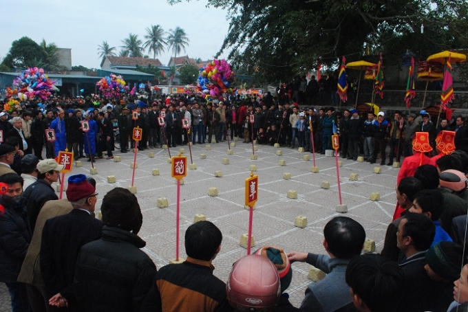 Chơi cờ người. Ảnh Duy Ngợi.