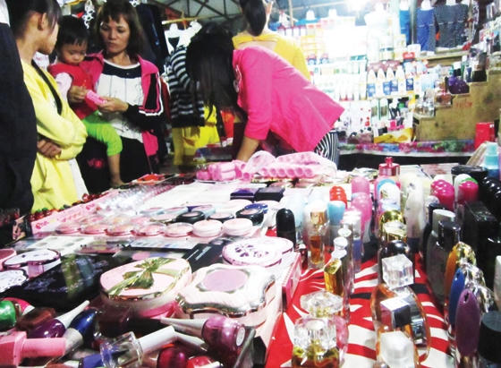 Người tiêu dùng biết mỹ phẩm kém chất lượng nhưng vẫn mua (ảnh minh họa)