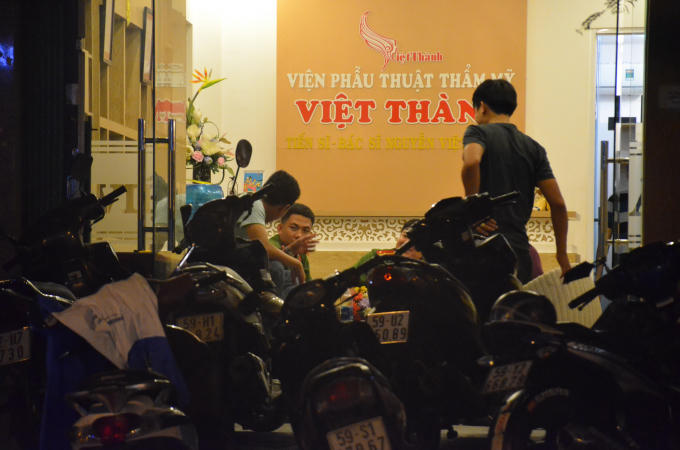 Công an đến làm việc tại tẩm mỹ vện Vệt Thành.