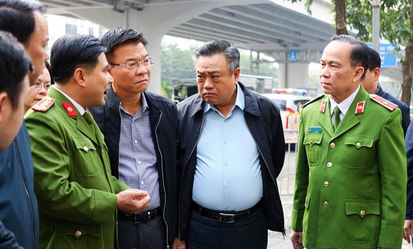 Phó Thủ tướng Lê Thành Long nghe báo cáo về công tác điều tra và khắc phục hậu quả vụ cháy. Ảnh: VGP