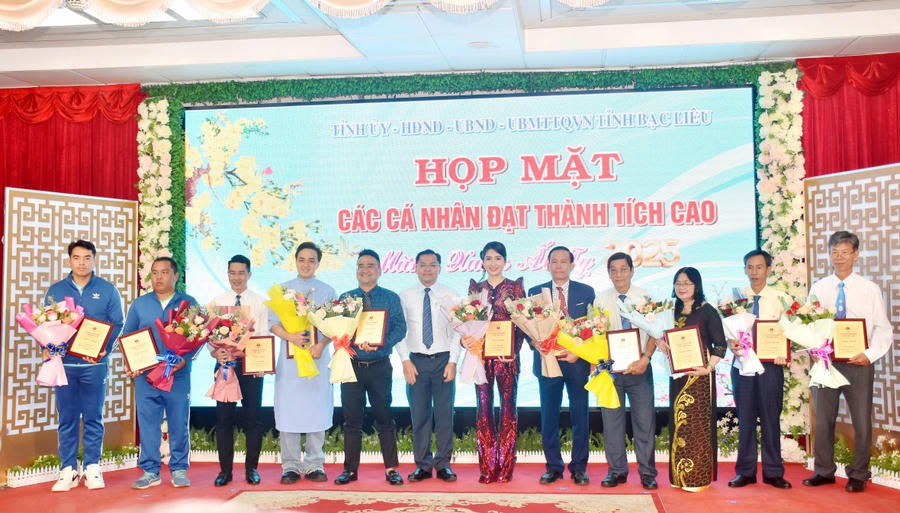 Ông Ngô Vũ Thăng - Phó Chủ tịch UBND tỉnh Bạc Liêu, trao Bằng tuyên dương cho các cá nhân đạt thành tích cao năm 2024.