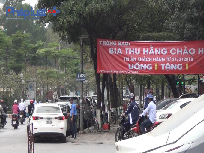 Đề nghị các cơ quan chức năng nhanh chóng xử lý tình trạng lấn chiếm lòng đường Nguyễn Phong Sắc.