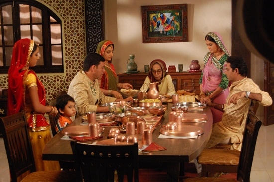 Trong bữa ăn, phụ nữ trong gia đình sẽ phải đứng bên cạnh để phục vụ chồng và bố mẹ. Và bao giờ mọi người ăn xong xuôi họ mới được ăn.