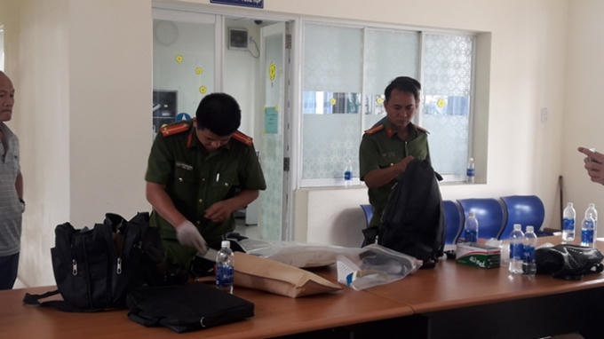 Theo Công an nhân dân, qua qua khám nghiệm hiện trường, Công an tỉnh Đồng Nai xác định, thời điểm xảy ra vụ cướp là lúc giao ca nên tiền thu vé đang để trên bàn và một số được nhân viên trạm thu phí cất trong tủ. (ảnh: Công an nhân dân)