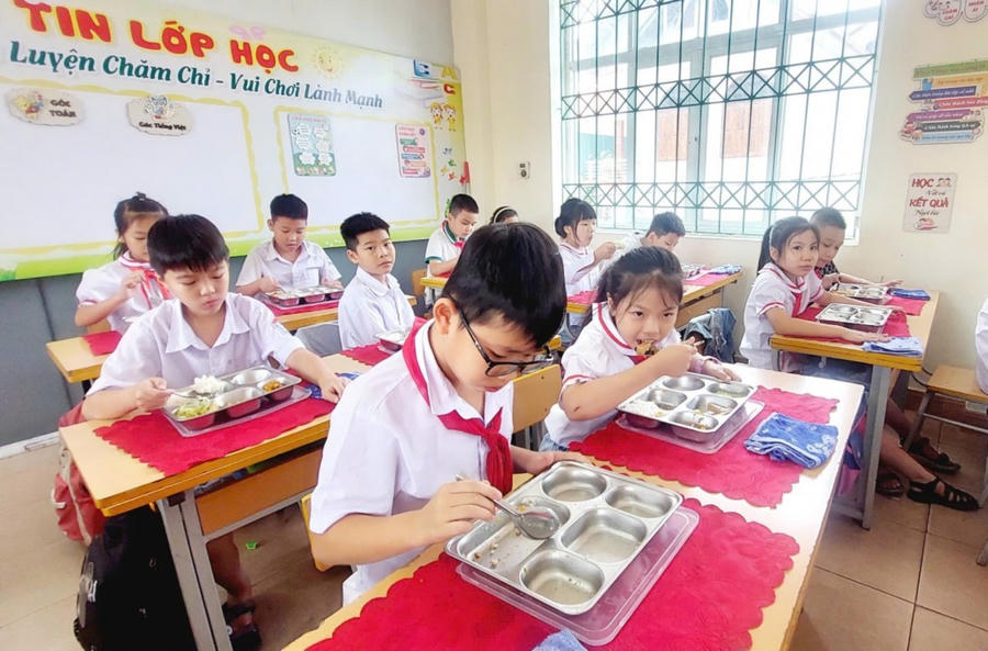 Bữa ăn bán trú tại trường đa số các em học sinh cảm thấy ngon miệng và ăn hết khẩu phần ăn của mình.