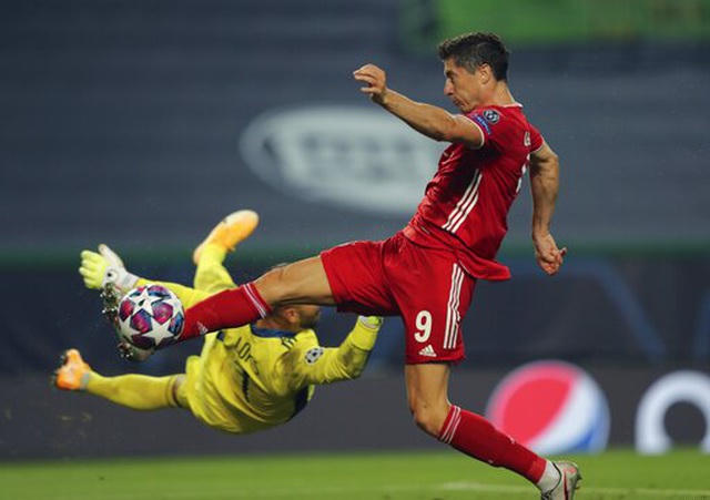 Lewandowski bỏ lỡ đi cơ hội ghi bàn do đệm hụt bóng sau tình huống tạt bóng tốt của Gnabry