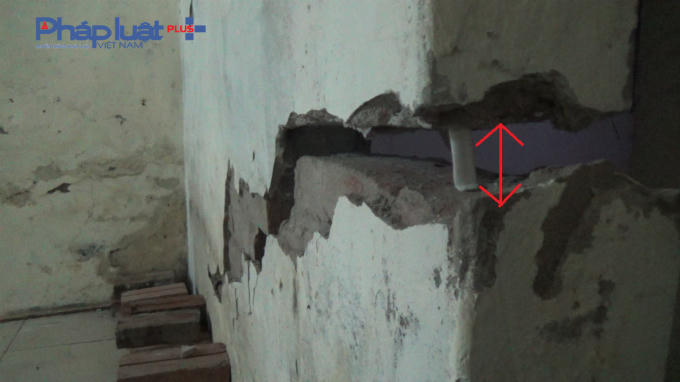 Các vết nứt đang có dấu hiệu chạy dài, bề rộng vết nứt càng ngày càng rộng ra.