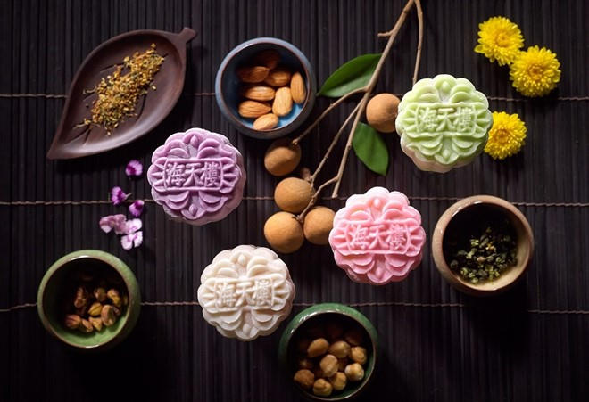 Bánh dẻo sầu riêng Singapore: Đây là loại bánh Trung thu đặc trưng của Singapore. Vì người dân nơi đây đều thích hương vị của sầu riêng. Các loại bánh Trung thu ở đây đều được biến tấu từ bánh da tuyết của Trung Quốc. Da tuyết là loại bánh có vỏ giống bánh dẻo của Việt Nam nhưng mỏng hơn, được làm từ bột gạo, bột nếp và bột mỳ, thường được giữ lạnh sau khi làm xong và ăn lạnh.