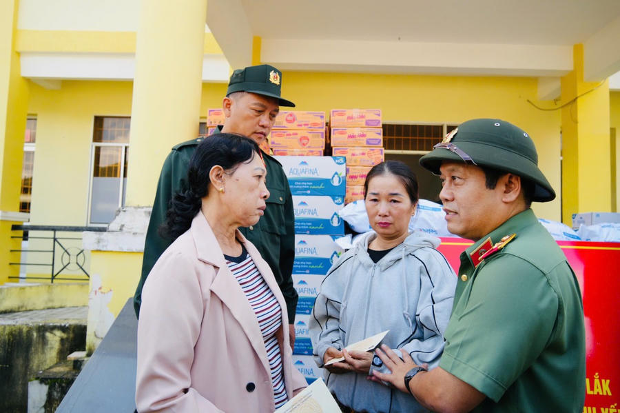 Những hộ dân khó khăn, bị ảnh hưởng bởi cơn bão số 13 được Bộ Công an tặng quà.