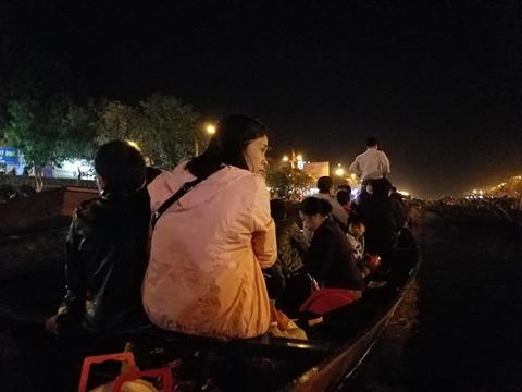 Du khách ngồi trên đò vẫn thấp thỏm lo âu.