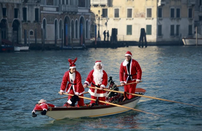Giáng sinh ở thành phố Vinice (Italia) thơ mộng đang đến gần. Những ông già Noel đi thuyền trên kênh Grand Canal, mang theo những món quà và cây thông xinh xắn.(Ảnh: Reuters)