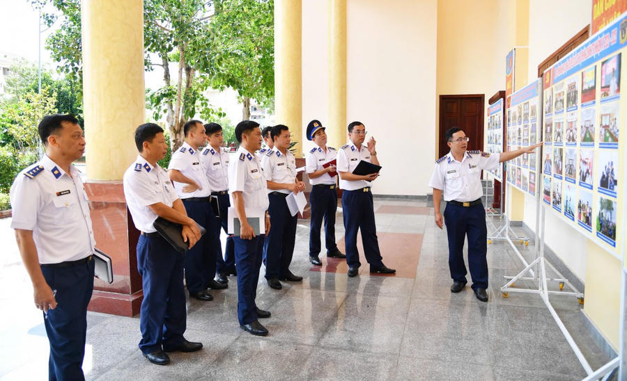 Tổ chức chấm thi bảng ảnh, báo tường chào mừng Đại hội.