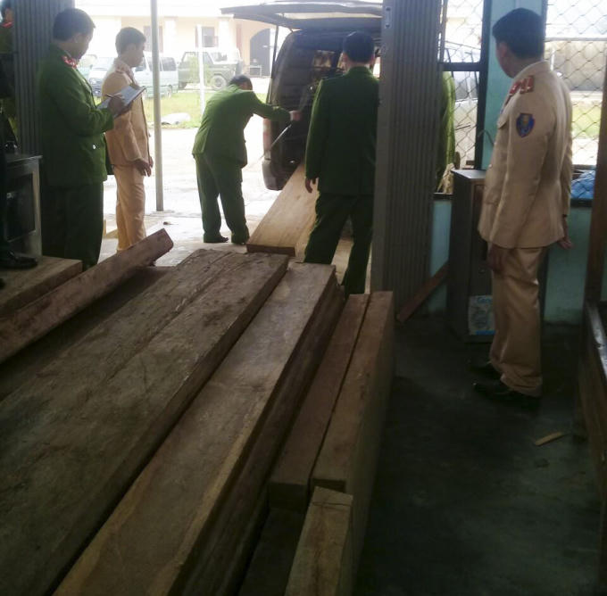 Lực lượng chức năng huyện Minh Hóa đang tiến hành kiểm tra, lập biên bản tang vật.
