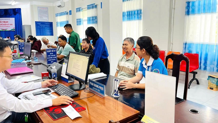 Toàn cảnh trụ sở UBND xã Phan Ngọc Hiển trong giờ làm việc, có người dân đến liên hệ