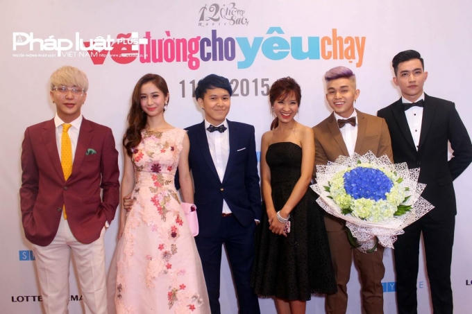 Dàn diễn viên chính của bộ phim (từ trái sang phải): Bê Trần, Jun Vũ, Quỳnh Chi, Jun Phạm, Võ Cảnh (Ảnh: Đặng Ngọc Hưng)