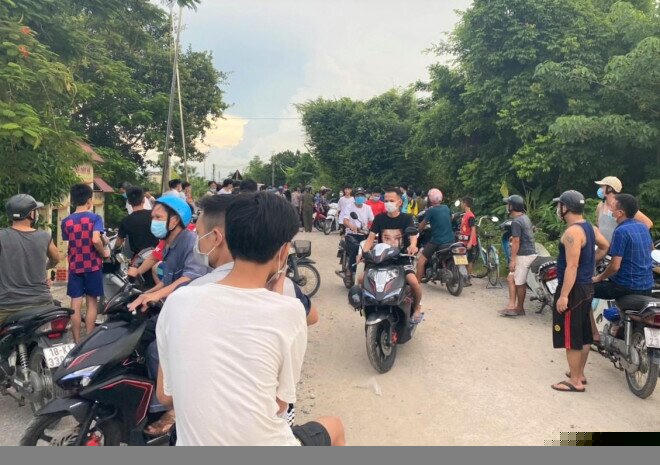 Nhiều người dân xốt thương cho hai em học sinh