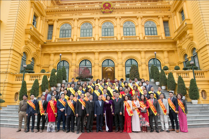 Các đại biểu chụp ảnh lưu niệm cùng Phó Chủ Tịch Nước tại Phủ Chủ tịch.