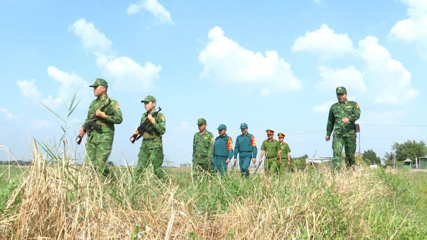 Các lực lượng phối hợp tuần tra, kiểm soát bảo vệ vững chắc chủ quyền lãnh thổ, an ninh biên giới quốc gia. Ảnh: Luận Quân