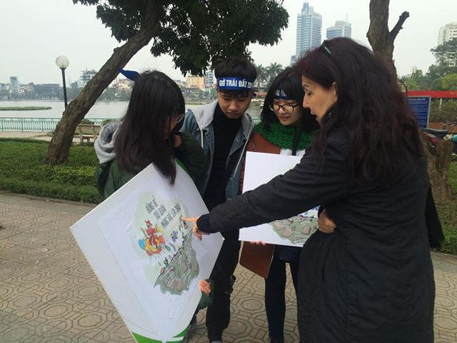 Không chỉ người Việt Nam, các bạn TNV cũng giúp người ngước ngoài tìm hiểu về tín ngưỡng tôn giáo Tết của người Việt