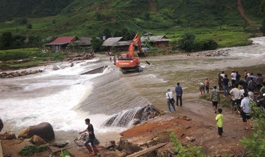 Suối ngầm bị ngập chia cắt giao thông của người dân xã Nậm Xây, huyện Văn Bàn. Ảnh: Xuân Hồng.