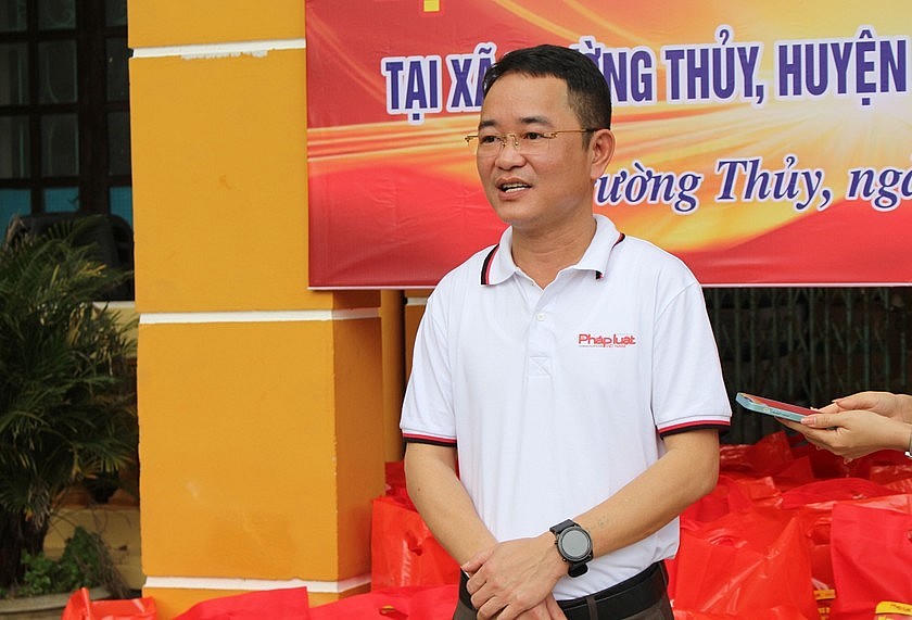 Tiến sĩ Vũ Hoài Nam - Bí thư Đảng ủy, Tổng Biên tập Báo Pháp luật Việt Nam chia sẻ tại buổi trao quà.