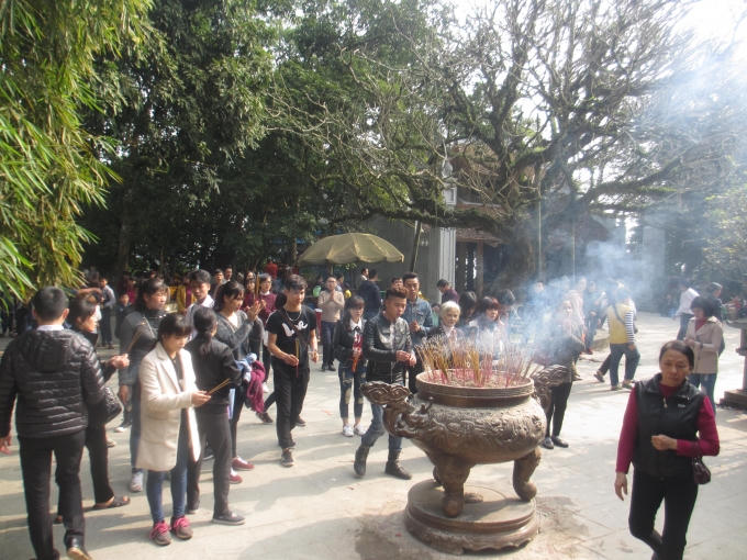 Du khách thập phương đến thắp hương, tỏ lòng thành kính với các Vua Hùng. (Ảnh: Thu Hương)